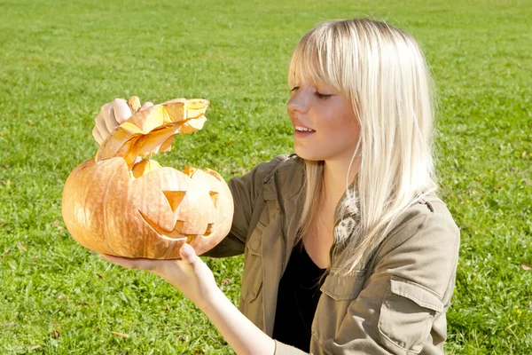 Junge Frau mit Halloween-Kürbis — Stockfoto