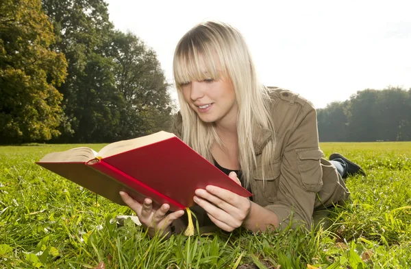 Mladá žena čte knihu — Stock fotografie