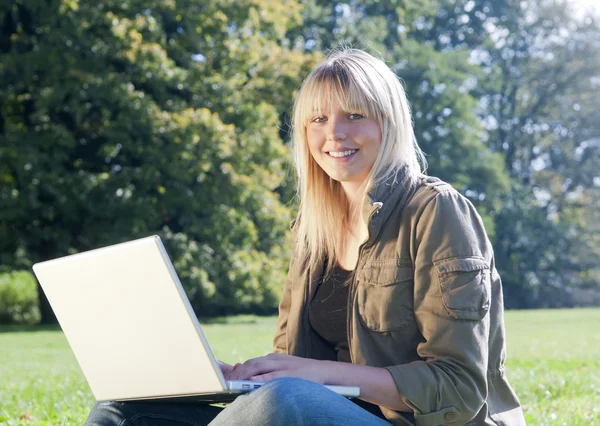 풀밭에서 노트북으로 젊은 여자 — 스톡 사진