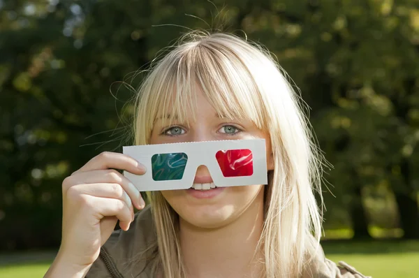 Młoda blond kobieta z 3d-okulary — Zdjęcie stockowe