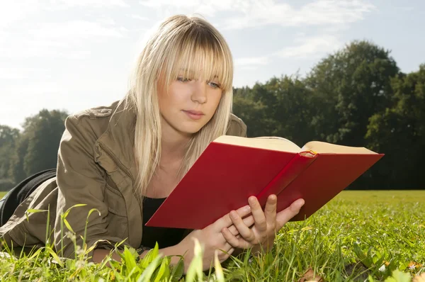 Mujer joven leyendo un libro —  Fotos de Stock