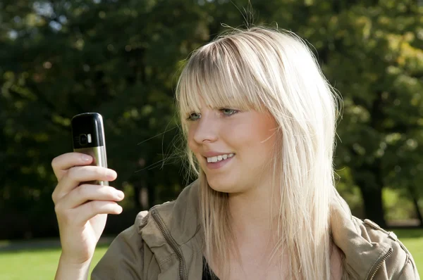 Giovane donna che legge sms — Foto Stock