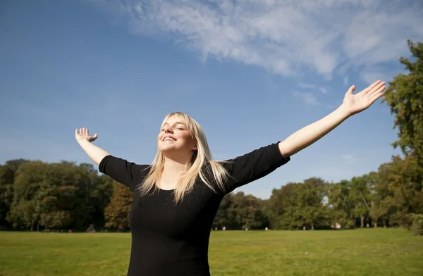Young woman spreads her arms — Stock Photo, Image