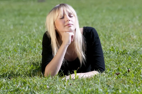 若い女性、草原に横たわっています。 — ストック写真