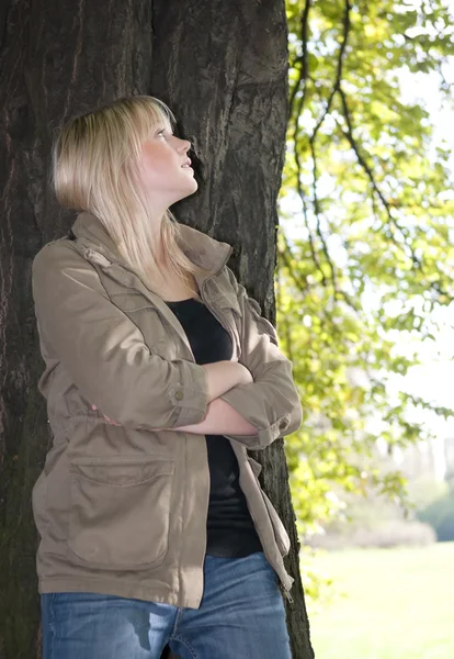 若い女性は木の上に立つ — ストック写真