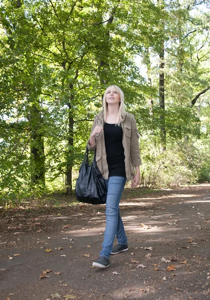 Νεαρή γυναίκα περπατά στο πάρκο — Φωτογραφία Αρχείου