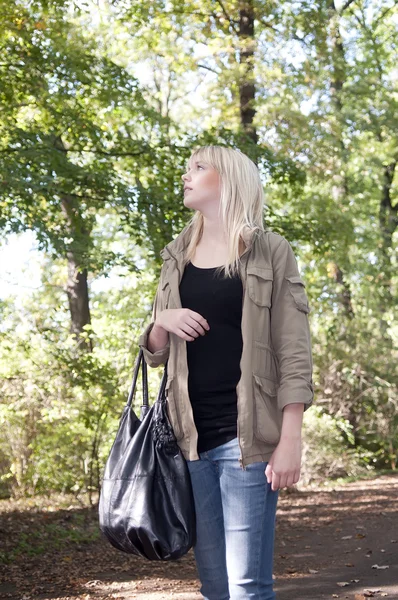 공원을 걷고 있는 젊은 여자 — 스톡 사진
