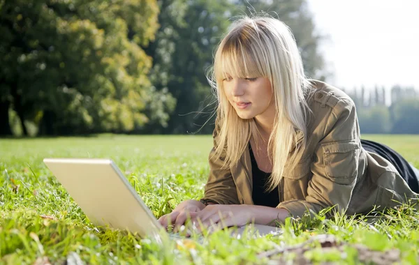 Młoda kobieta z laptopem — Zdjęcie stockowe