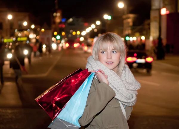Genç ile alışveriş torbaları — Stok fotoğraf