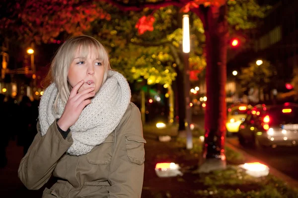 Adolescente fumando um cigarro — Fotografia de Stock