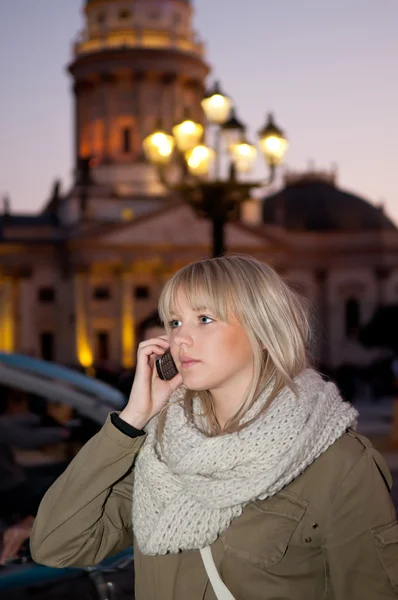 Teenager phoned in the city — Stock Photo, Image