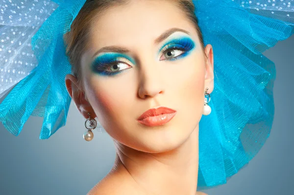 Kvinna med ljus makeup — Stockfoto