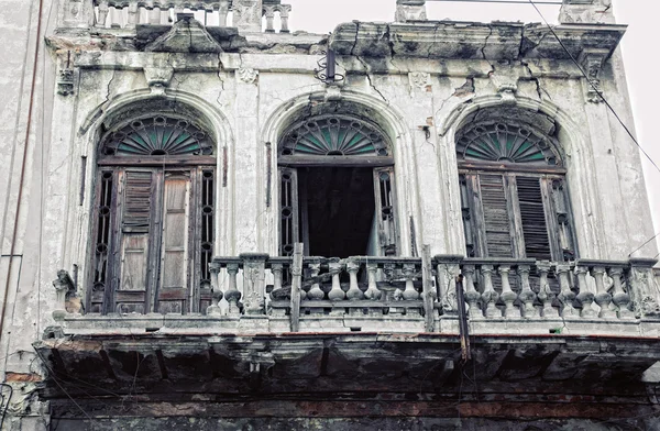 Immeuble dans la vieille Havane — Photo