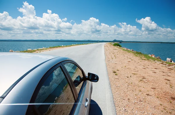 Car and ocean — Stock Photo, Image