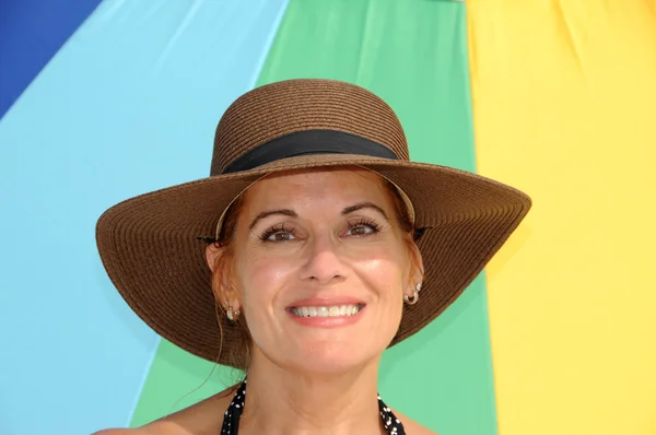 Приваблива жінка в літньому капелюсі — стокове фото