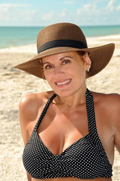 Atractiva mujer en la playa —  Fotos de Stock