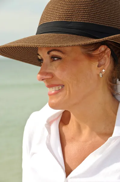 Mulher atraente usando chapéu de verão — Fotografia de Stock