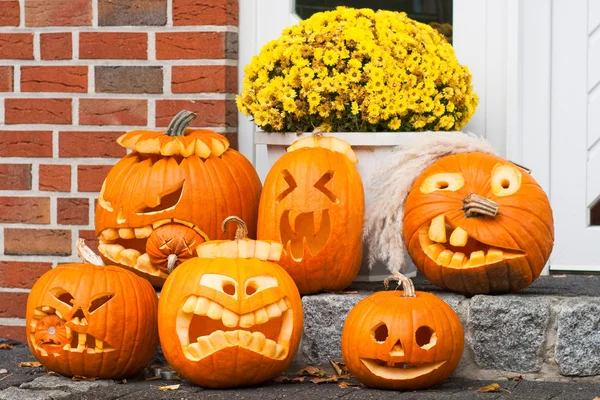 Sechs Halloween-Kürbisgesichter — Stock fotografie