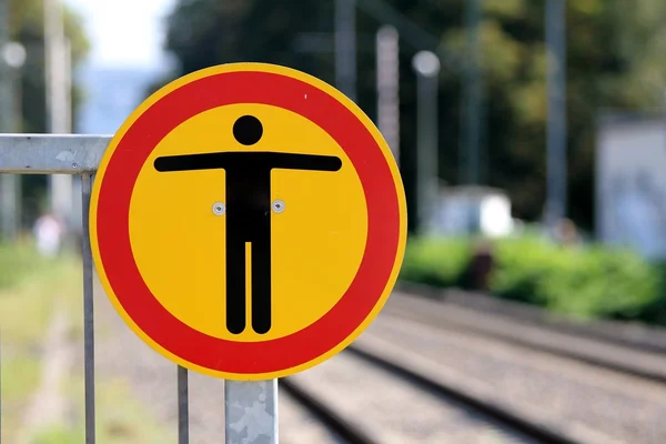 鉄道旅客駅の一時停止の標識 ストック画像