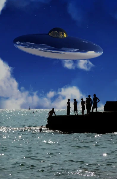 UFO sopra la costa con in primo piano — Foto Stock