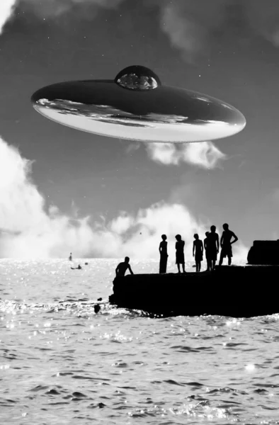 UFO boven de kust met in de voorgrond — Stockfoto