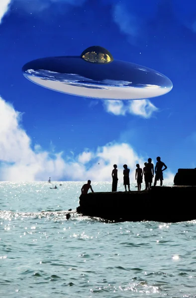 UFO ile Sahil ön planda üzerinde — Stok fotoğraf