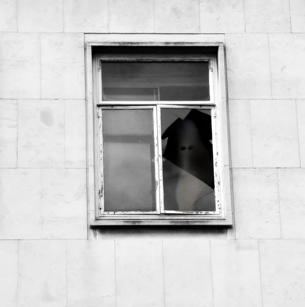 Cara de fantasma na janela — Fotografia de Stock
