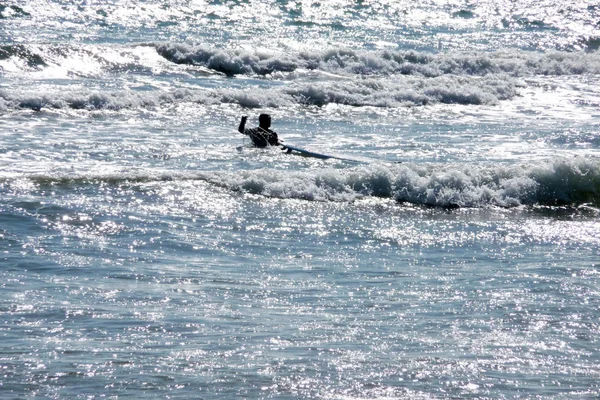 Muž surfování v Brightonu — Stock fotografie