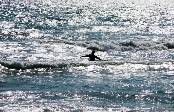 Людина серфінгу в Брайтоні — стокове фото