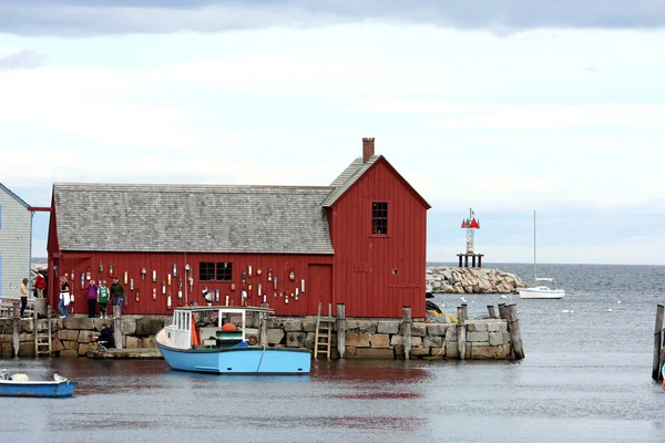Красный амбар в Рокпорте, штат Массачусетс — стоковое фото