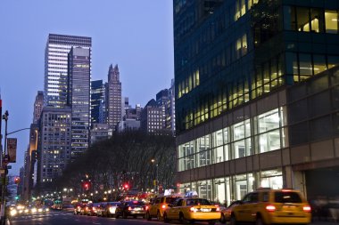 Bryant Parkı'nda gece yanındaki yol