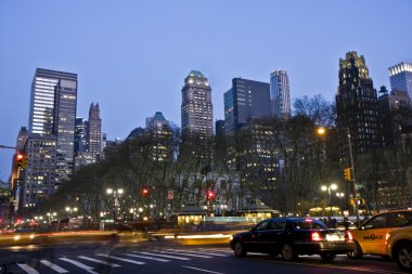 Bryant Parkı'nda gece yanındaki yol