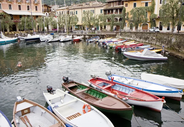 bir göl üzerinde liman