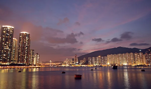 夜と近代的な建物で香港 — ストック写真