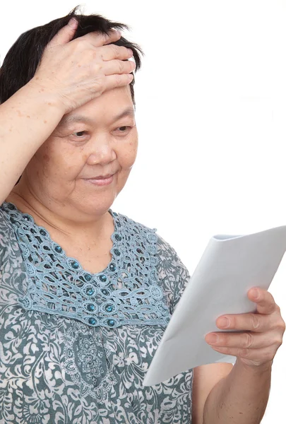 Nahaufnahme Porträt einer lächelnden Seniorin beim Lesen eines Buches — Stockfoto
