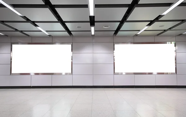 Publicidade em branco em um edifício moderno — Fotografia de Stock