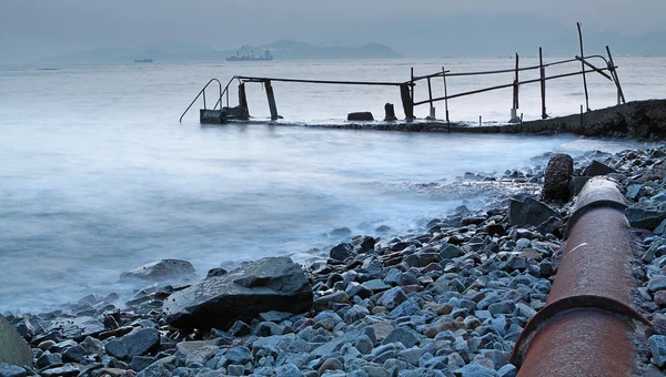 Eski metal boru ve deniz yolu — Stok fotoğraf