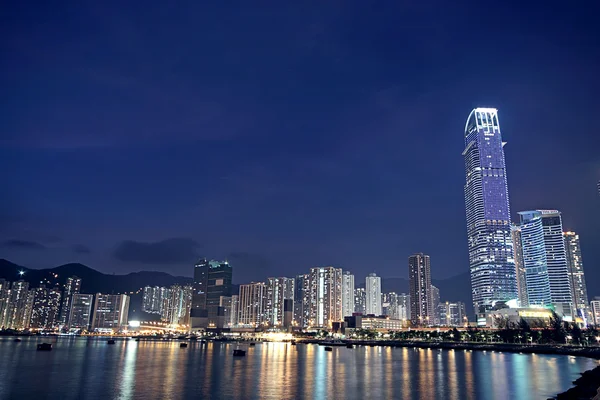 Hong kong v noci a moderních budov — Stock fotografie