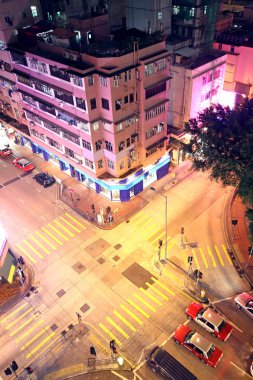 Gece vakti Hong Kong şehir merkezinde.