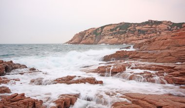 kayalık deniz kıyısında ve bulanık su