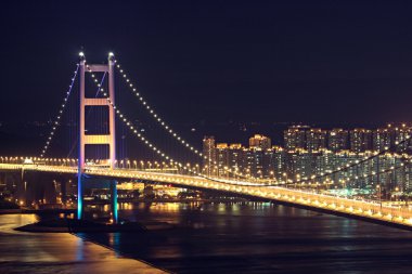 hong Kong'daki tsing ma bridge güzel gece manzaraları.