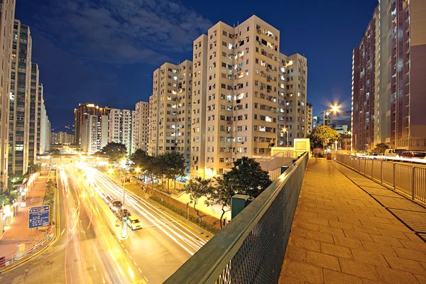 Moderne stedelijke stad met snelwegverkeer 's nachts, hong kong — Stockfoto