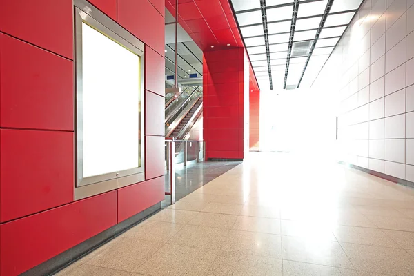 Большой рекламный щит для использования в современном здании — стоковое фото