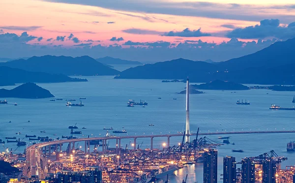 Автодорожный мост закат в Гонконге — стоковое фото