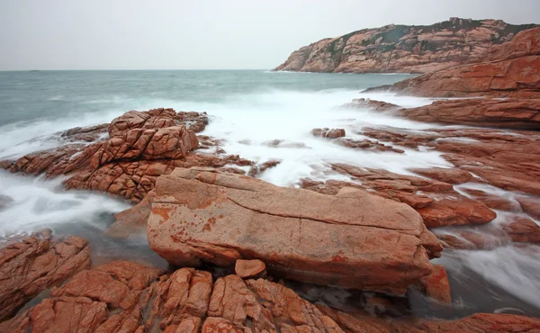 Steniga havskust och suddiga vatten — Stockfoto