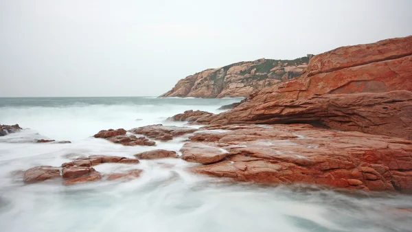 Costa del mar rocosa y agua borrosa —  Fotos de Stock