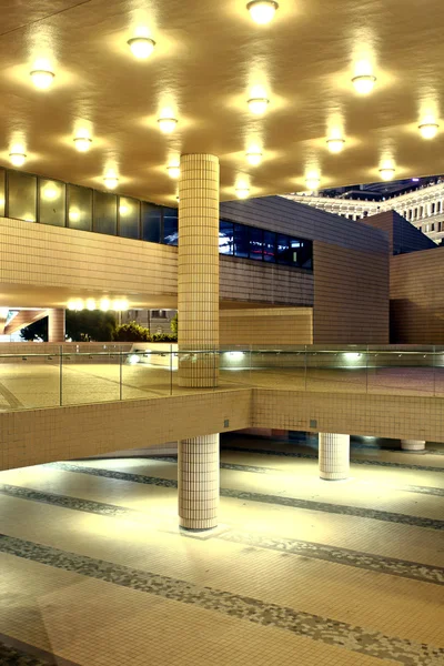 Moderno salão na cidade centro da noite — Fotografia de Stock