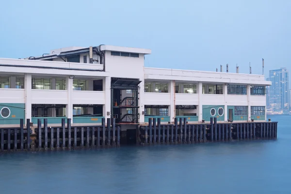 Ferry pier till avlägsna ön hong kong — Stockfoto