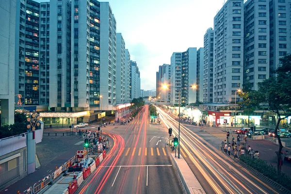 Трафик в центре города на закате — стоковое фото