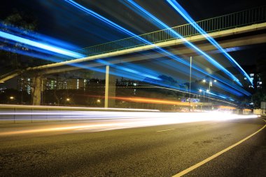 gece şehir merkezinde trafik